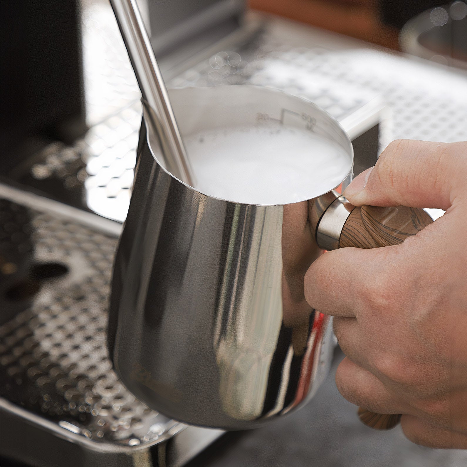Thickened Milk Jugs For Latte, Cappuccino And Frothing Milk